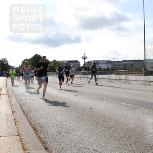 29.06.2025 - hella hamburg halbmarathon Lena Gebhardt http://msf.ph/oto/8405231 29.06.2025 09:49:30 Lombardsbrücke 17646, 7035, 147, 1343, 1445, 1600, 1603, 2044, 2324, 2573, 2707, 2745, 2750, 2797, 2849, 2980, 3014, 3116, 3136, 3282, 4148, 4303, 4425, 4766, 5050, 5648, 5889, 6037, 6047, 6095, 6149, 6771, 7035, 7109, 7229, 7743, 7981, 8358, 8370, 8465, 9264, 9265, 9296, 9640, 9686, 9914, 10369, 10877, 10930, 11447, 11952, 12088, 12091, 12098, 12168, 12739, 13064, 13158, 13190, 13755, 13800, 13900, 14075, 14311, 14359, 14374, 14603, 14629, 14667, 14688, 14789, 15094 meine-sportfotos.de