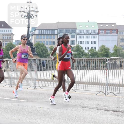 29.06.2025 - hella hamburg halbmarathon Lena Gebhardt http://msf.ph/oto/8405240 29.06.2025 09:34:54 Lombardsbrücke 29, 48, 29, 43, 46, 48 meine-sportfotos.de
