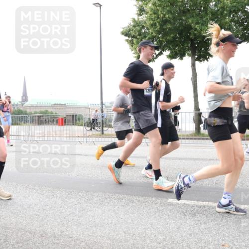 29.06.2025 - hella hamburg halbmarathon Lena Gebhardt http://msf.ph/oto/8405259 29.06.2025 10:50:20 Lombardsbrücke 2212, 1314, 12079, 1259, 1487, 1511, 1828, 2047, 3203, 3680, 3701, 3710, 3805, 3897, 4090, 4168, 4870, 4961, 5119, 5131, 5749, 5751, 5997, 6680, 6830, 7505, 7677, 7721, 7722, 7755, 8254, 8299, 8834, 9015, 9605, 9940, 10060, 10286, 10617, 10683, 10744, 11030, 11426, 11696, 11716, 11760, 12079, 13127, 13128, 13309, 13381, 13744, 13846, 13887, 14102, 14144, 14505, 14591, 14940, 15017, 15230, 15626 meine-sportfotos.de