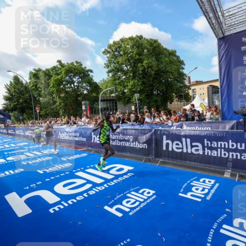 29.06.2025 - hella hamburg halbmarathon Zöllner http://msf.ph/oto/8405271 29.06.2025 10:04:27 Ziel 8, 20, 59 meine-sportfotos.de