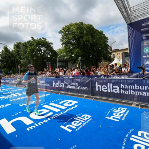 29.06.2025 - hella hamburg halbmarathon Zöllner http://msf.ph/oto/8405274 29.06.2025 10:40:29 Ziel 6649, 8370, 8966, 10978, 14924, 15247, 17245, 17916 meine-sportfotos.de