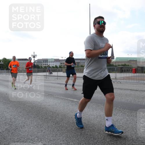 29.06.2025 - hella hamburg halbmarathon Lena Gebhardt http://msf.ph/oto/8405275 29.06.2025 10:03:47 Lombardsbrücke 11402, 7006, 484, 1032, 1114, 1161, 1355, 1367, 1885, 2277, 2619, 2683, 2759, 3488, 4095, 4307, 4488, 4511, 5363, 5384, 5396, 5464, 5613, 6391, 6453, 7006, 7017, 7277, 7278, 7279, 7306, 7485, 8421, 8422, 8423, 8469, 8484, 8727, 9280, 9453, 9899, 10389, 11402, 11556, 11614, 12211, 12336, 12377, 12653, 12843, 13173, 13583, 13793, 13976, 15520, 15539, 15643, 15859, 16113, 16371, 16621, 17098, 17226, 17550, 18028 meine-sportfotos.de