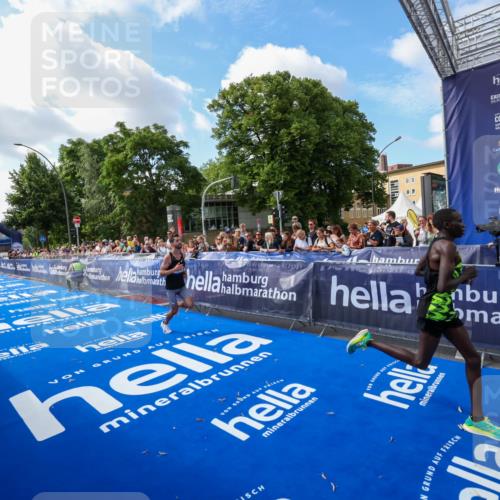 29.06.2025 - hella hamburg halbmarathon Zöllner http://msf.ph/oto/8405292 29.06.2025 10:04:28 Ziel 8, 20, 58, 59 meine-sportfotos.de