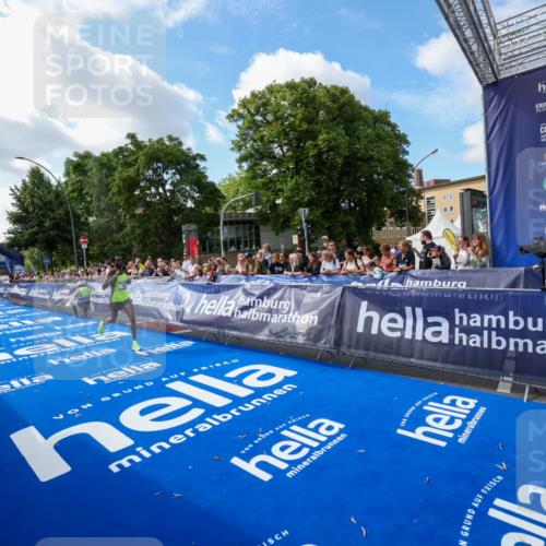 29.06.2025 - hella hamburg halbmarathon Zöllner http://msf.ph/oto/8405303 29.06.2025 10:04:32 Ziel 58, 59 meine-sportfotos.de