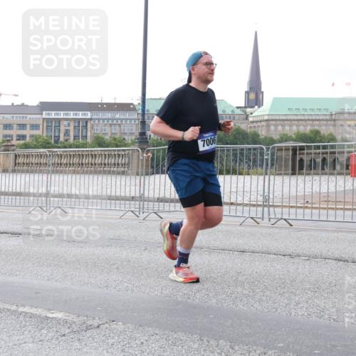 29.06.2025 - hella hamburg halbmarathon Lena Gebhardt http://msf.ph/oto/8405304 29.06.2025 10:03:48 Lombardsbrücke 7006, 1032, 1114, 1161, 1355, 1367, 1885, 2277, 2619, 2683, 2759, 3488, 4095, 4307, 4488, 4511, 5058, 5363, 5384, 5396, 5464, 5613, 6142, 6391, 6453, 7006, 7017, 7277, 7278, 7279, 7306, 7485, 8421, 8422, 8423, 8469, 8484, 8727, 9280, 9453, 9899, 10389, 11402, 11556, 11614, 12336, 12377, 12653, 13173, 13583, 13793, 13976, 15520, 15539, 15643, 15678, 15859, 16099, 16113, 16371, 16621, 17098, 17226, 17550, 18028 meine-sportfotos.de