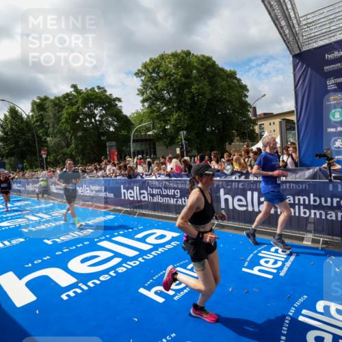 29.06.2025 - hella hamburg halbmarathon Zöllner http://msf.ph/oto/8405328 29.06.2025 10:40:31 Ziel 6649, 7284, 8966, 10978, 11767, 12540, 14924, 15164, 15247, 17214, 17245, 17916 meine-sportfotos.de