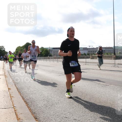 29.06.2025 - hella hamburg halbmarathon Lena Gebhardt http://msf.ph/oto/8405329 29.06.2025 09:49:31 Lombardsbrücke 18547, 1718, 17646, 7035, 1343, 1445, 1603, 2044, 2324, 2573, 2707, 2745, 2750, 2797, 2849, 2980, 3014, 3116, 3136, 3282, 4148, 4303, 4425, 4766, 5050, 5648, 5889, 6037, 6047, 6095, 6149, 6771, 7035, 7109, 7229, 7743, 7981, 8358, 8370, 8465, 9264, 9265, 9296, 9640, 9686, 9914, 10369, 10877, 10930, 11447, 11952, 12088, 12091, 12098, 12168, 13064, 13158, 13190, 13755, 13800, 13900, 14075, 14204, 14311, 14359, 14374, 14603, 14629, 14667, 14688, 14789, 15094 meine-sportfotos.de