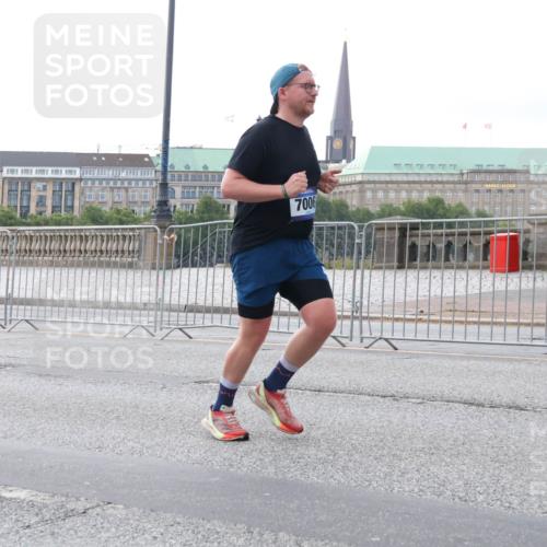 29.06.2025 - hella hamburg halbmarathon Lena Gebhardt http://msf.ph/oto/8405336 29.06.2025 10:03:48 Lombardsbrücke 7006, 4, 1032, 1114, 1161, 1355, 1367, 1885, 2277, 2619, 2683, 2759, 3488, 4095, 4307, 4488, 4511, 5058, 5363, 5384, 5396, 5464, 5613, 6142, 6391, 6453, 7006, 7017, 7277, 7278, 7279, 7306, 7485, 8421, 8422, 8423, 8469, 8484, 8727, 9280, 9453, 9899, 10389, 11402, 11556, 11614, 12336, 12377, 12653, 13173, 13583, 13793, 13976, 15520, 15539, 15643, 15678, 15859, 16099, 16113, 16371, 16621, 17098, 17226, 17550, 18028 meine-sportfotos.de
