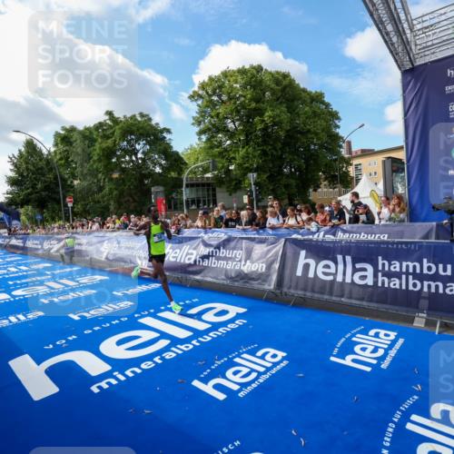 29.06.2025 - hella hamburg halbmarathon Zöllner http://msf.ph/oto/8405340 29.06.2025 10:04:33 Ziel 58, 59 meine-sportfotos.de