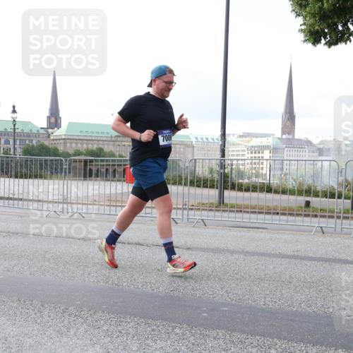 29.06.2025 - hella hamburg halbmarathon Lena Gebhardt http://msf.ph/oto/8405355 29.06.2025 10:03:48 Lombardsbrücke 7006, 1032, 1114, 1161, 1355, 1367, 1885, 2277, 2619, 2683, 2759, 3488, 4095, 4307, 4488, 4511, 5058, 5363, 5384, 5396, 5464, 5613, 6142, 6391, 6453, 7006, 7017, 7277, 7278, 7279, 7306, 7485, 8421, 8422, 8423, 8469, 8484, 8727, 9280, 9453, 9899, 10389, 11402, 11556, 11614, 12336, 12377, 12653, 13173, 13583, 13793, 13976, 15520, 15539, 15643, 15678, 15859, 16099, 16113, 16371, 16621, 17098, 17226, 17550, 18028 meine-sportfotos.de