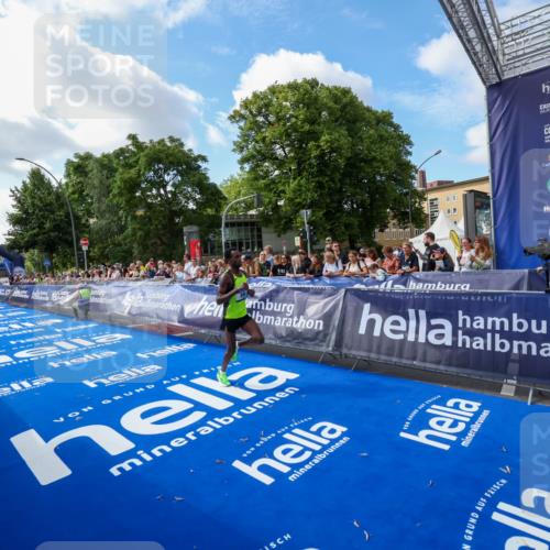 29.06.2025 - hella hamburg halbmarathon Zöllner http://msf.ph/oto/8405358 29.06.2025 10:04:33 Ziel 58, 59 meine-sportfotos.de