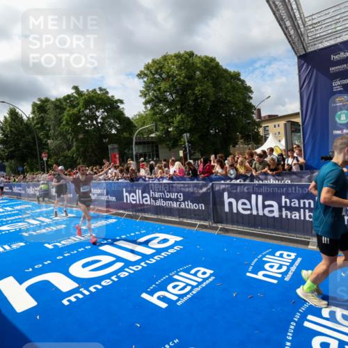 29.06.2025 - hella hamburg halbmarathon Zöllner http://msf.ph/oto/8405370 29.06.2025 10:40:33 Ziel 6649, 7284, 8966, 10978, 11767, 12365, 12540, 14924, 15164, 15247, 17214, 18192 meine-sportfotos.de