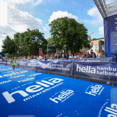 29.06.2025 - hella hamburg halbmarathon Zöllner http://msf.ph/oto/8405376 29.06.2025 10:04:35 Ziel 58 meine-sportfotos.de