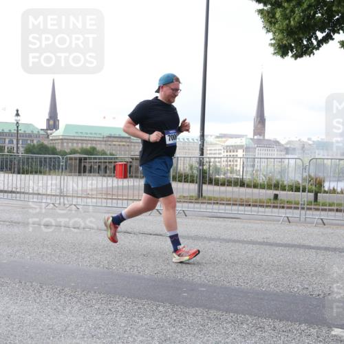 29.06.2025 - hella hamburg halbmarathon Lena Gebhardt http://msf.ph/oto/8405389 29.06.2025 10:03:48 Lombardsbrücke 700, 1032, 1114, 1161, 1355, 1367, 1885, 2277, 2619, 2683, 2759, 3488, 4095, 4307, 4488, 4511, 5058, 5363, 5384, 5396, 5464, 5613, 6142, 6391, 6453, 7006, 7017, 7277, 7278, 7279, 7306, 7485, 8421, 8422, 8423, 8469, 8484, 8727, 9280, 9453, 9899, 10389, 11402, 11556, 11614, 12336, 12377, 12653, 13173, 13583, 13793, 13976, 15520, 15539, 15643, 15678, 15859, 16099, 16113, 16371, 16621, 17098, 17226, 17550, 18028 meine-sportfotos.de