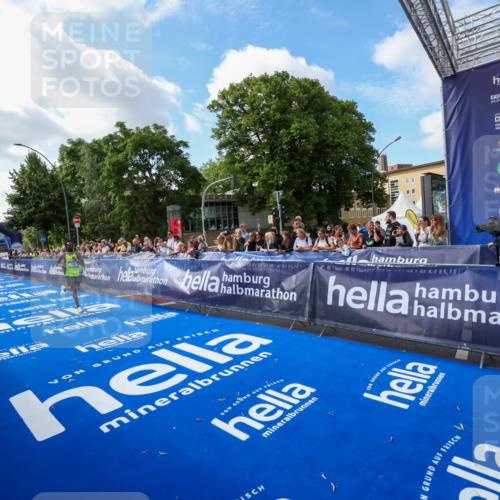 29.06.2025 - hella hamburg halbmarathon Zöllner http://msf.ph/oto/8405395 29.06.2025 10:04:36 Ziel 58 meine-sportfotos.de