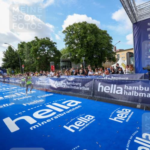 29.06.2025 - hella hamburg halbmarathon Zöllner http://msf.ph/oto/8405415 29.06.2025 10:04:36 Ziel 58 meine-sportfotos.de