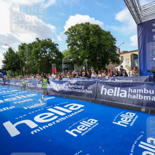 29.06.2025 - hella hamburg halbmarathon Zöllner http://msf.ph/oto/8405423 29.06.2025 10:04:36 Ziel 58 meine-sportfotos.de
