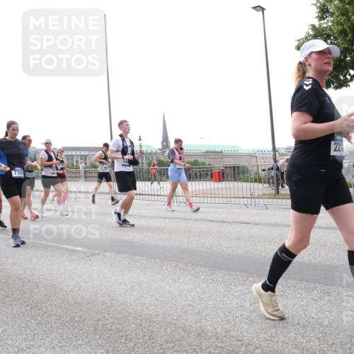 29.06.2025 - hella hamburg halbmarathon Lena Gebhardt http://msf.ph/oto/8405424 29.06.2025 10:50:20 Lombardsbrücke 256, 4168, 4090, 145, 7339, 22, 1259, 1487, 1511, 1828, 2047, 3203, 3680, 3701, 3710, 3805, 3897, 4090, 4168, 4870, 4961, 5119, 5131, 5749, 5751, 5997, 6680, 6830, 7505, 7677, 7721, 7722, 7755, 8254, 8299, 8834, 9015, 9605, 9940, 10060, 10286, 10617, 10683, 10744, 11030, 11426, 11696, 11716, 11760, 12079, 13127, 13128, 13309, 13381, 13744, 13846, 13887, 14102, 14144, 14505, 14591, 14940, 15017, 15230, 15626 meine-sportfotos.de