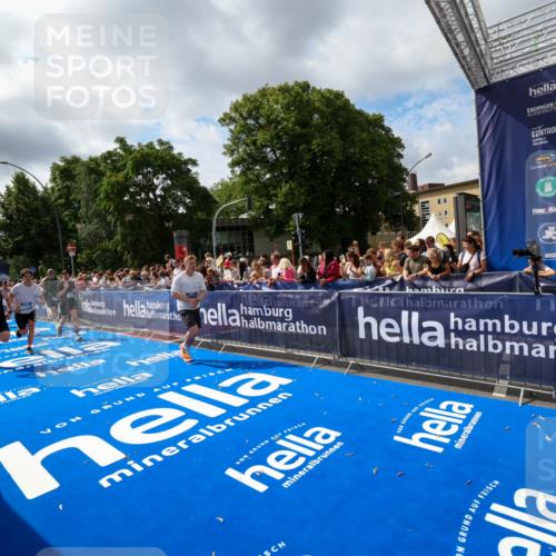 29.06.2025 - hella hamburg halbmarathon Zöllner http://msf.ph/oto/8405425 29.06.2025 10:40:36 Ziel 7284, 8966, 10978, 11767, 12365, 12540, 15015, 15164, 15542, 17214, 17724, 18192 meine-sportfotos.de