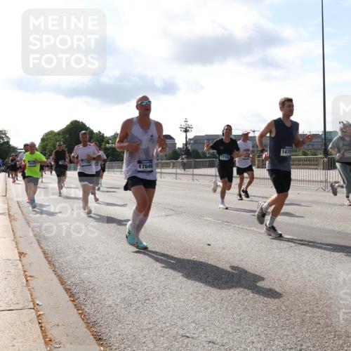 29.06.2025 - hella hamburg halbmarathon Lena Gebhardt http://msf.ph/oto/8405429 29.06.2025 09:49:31 Lombardsbrücke 17182, 17646, 17192, 1478, 1343, 1445, 1603, 2044, 2324, 2573, 2707, 2745, 2750, 2797, 2849, 2980, 3014, 3116, 3136, 3282, 4148, 4303, 4425, 4766, 5050, 5648, 5889, 6037, 6047, 6095, 6149, 6771, 7035, 7109, 7229, 7743, 7981, 8358, 8370, 8465, 9264, 9265, 9296, 9640, 9686, 9914, 10369, 10877, 10930, 11447, 11952, 12088, 12091, 12098, 12168, 13064, 13158, 13190, 13755, 13800, 13900, 14075, 14204, 14311, 14359, 14374, 14603, 14629, 14667, 14688, 14789, 15094 meine-sportfotos.de