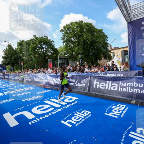 29.06.2025 - hella hamburg halbmarathon Zöllner http://msf.ph/oto/8405432 29.06.2025 10:04:36 Ziel 58 meine-sportfotos.de