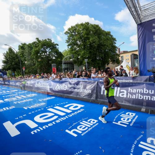 29.06.2025 - hella hamburg halbmarathon Zöllner http://msf.ph/oto/8405440 29.06.2025 10:04:37 Ziel 58 meine-sportfotos.de