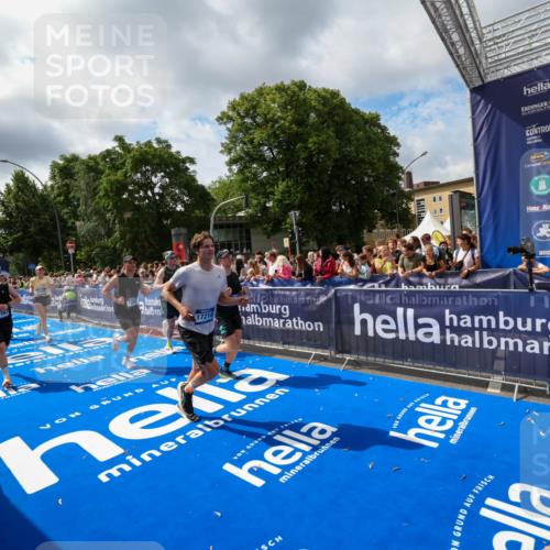 29.06.2025 - hella hamburg halbmarathon Zöllner http://msf.ph/oto/8405502 29.06.2025 10:40:38 Ziel 1912, 4843, 7284, 8966, 10978, 11767, 12365, 12540, 12865, 14820, 15015, 15164, 15542, 17214, 17724, 18192, 18399 meine-sportfotos.de