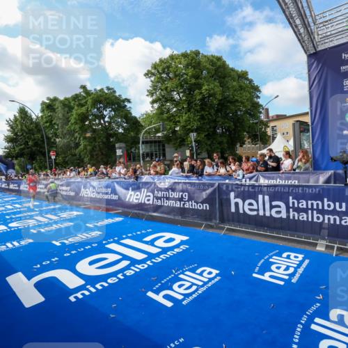 29.06.2025 - hella hamburg halbmarathon Zöllner http://msf.ph/oto/8405527 29.06.2025 10:05:13 Ziel 21, 20052, 20518 meine-sportfotos.de