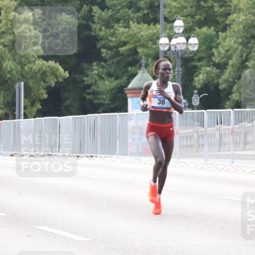 29.06.2025 - hella hamburg halbmarathon Lena Gebhardt http://msf.ph/oto/8405543 29.06.2025 09:35:13 Lombardsbrücke 36, 29, 36, 43, 46, 48 meine-sportfotos.de