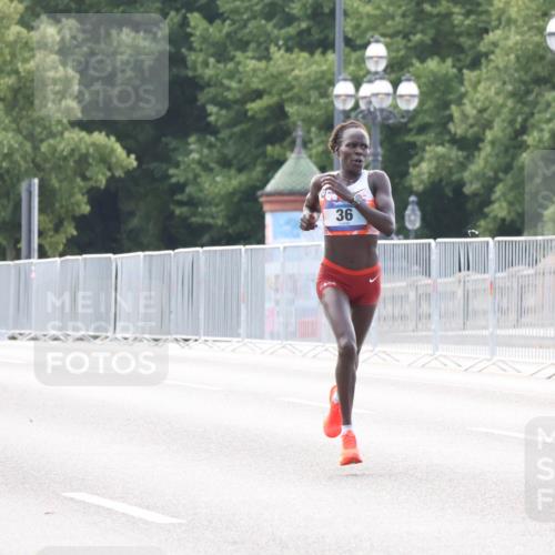 29.06.2025 - hella hamburg halbmarathon Lena Gebhardt http://msf.ph/oto/8405575 29.06.2025 09:35:13 Lombardsbrücke 39, 36, 29, 36, 43, 46, 48 meine-sportfotos.de