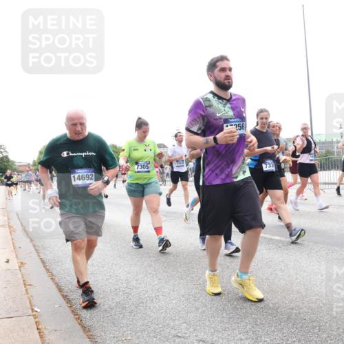 29.06.2025 - hella hamburg halbmarathon Lena Gebhardt http://msf.ph/oto/8405591 29.06.2025 10:50:21 Lombardsbrücke 14692, 14144, 7305, 256, 7339, 14505, 13, 1259, 1487, 1511, 1828, 2047, 3203, 3680, 3701, 3710, 3805, 3897, 4090, 4168, 4870, 4961, 5119, 5131, 5749, 5751, 5997, 6680, 6830, 7505, 7677, 7721, 7722, 7755, 8254, 8299, 8834, 9015, 9605, 9940, 10060, 10286, 10617, 10683, 10744, 11030, 11426, 11696, 11716, 11760, 12079, 13127, 13128, 13309, 13381, 13744, 13846, 13887, 14102, 14144, 14505, 14591, 14940, 15017, 15230, 15416, 15626 meine-sportfotos.de