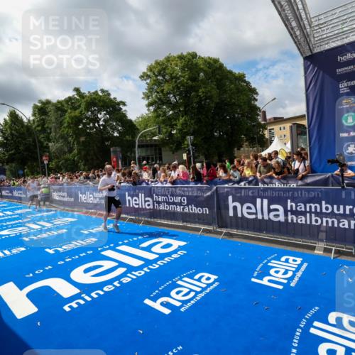 29.06.2025 - hella hamburg halbmarathon Zöllner http://msf.ph/oto/8405599 29.06.2025 10:40:41 Ziel 1912, 2324, 2714, 4843, 7622, 9294, 12365, 12865, 14272, 14820, 15015, 15493, 15542, 16599, 17724, 18192, 18399 meine-sportfotos.de