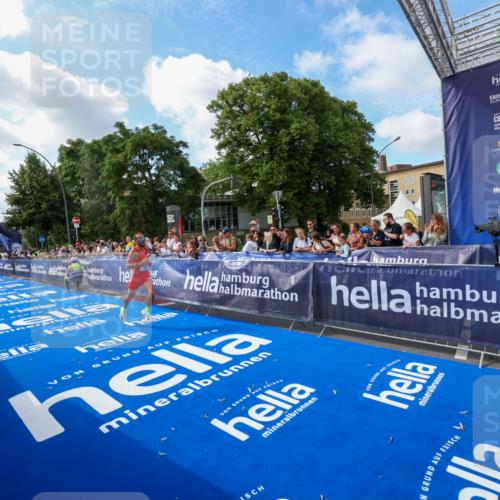 29.06.2025 - hella hamburg halbmarathon Zöllner http://msf.ph/oto/8405603 29.06.2025 10:05:14 Ziel 21, 20052, 20518 meine-sportfotos.de