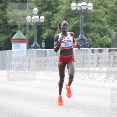 29.06.2025 - hella hamburg halbmarathon Lena Gebhardt http://msf.ph/oto/8405607 29.06.2025 09:35:14 Lombardsbrücke 36, 29, 36, 43, 46, 48 meine-sportfotos.de