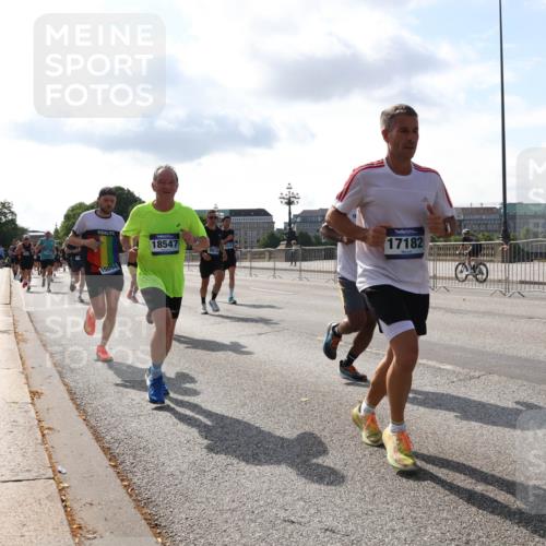 29.06.2025 - hella hamburg halbmarathon Lena Gebhardt http://msf.ph/oto/8405627 29.06.2025 09:49:33 Lombardsbrücke 18547, 15094, 9914, 17182, 1343, 1445, 1603, 1975, 2044, 2324, 2573, 2707, 2745, 2750, 2849, 2949, 2980, 3014, 3116, 3136, 3282, 4148, 4303, 4425, 4766, 5050, 5648, 5889, 6037, 6095, 6149, 6771, 7035, 7109, 7229, 7981, 8358, 8370, 8465, 9264, 9265, 9296, 9686, 9914, 10369, 10680, 10877, 10930, 11447, 11765, 11952, 12088, 12098, 12168, 12839, 13064, 13141, 13158, 13190, 13800, 13900, 14075, 14204, 14311, 14359, 14374, 14603, 14629, 14667, 14688, 14789, 15094 meine-sportfotos.de