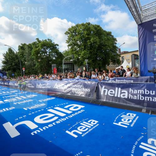 29.06.2025 - hella hamburg halbmarathon Zöllner http://msf.ph/oto/8405629 29.06.2025 10:05:22 Ziel 19 meine-sportfotos.de