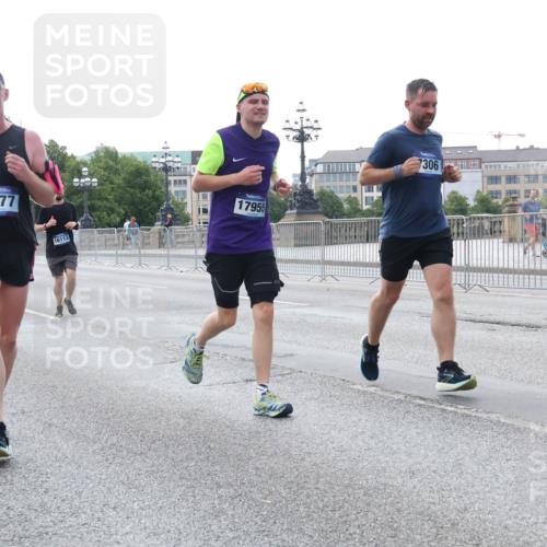 29.06.2025 - hella hamburg halbmarathon Lena Gebhardt http://msf.ph/oto/8405632 29.06.2025 10:03:51 Lombardsbrücke 2277, 16113, 17955, 7306, 1032, 1114, 1161, 1355, 1367, 1885, 2277, 2683, 2759, 3488, 4095, 4307, 4488, 4511, 5058, 5363, 5384, 5396, 5464, 5613, 6142, 6391, 6706, 7006, 7017, 7277, 7278, 7279, 7306, 7485, 8421, 8422, 8423, 8469, 8484, 8727, 9280, 9899, 10389, 11402, 11556, 11614, 12336, 12377, 12653, 13173, 13583, 13793, 13976, 15520, 15539, 15643, 15678, 15859, 16099, 16113, 16371, 16621, 17098, 17226, 17550, 18028 meine-sportfotos.de