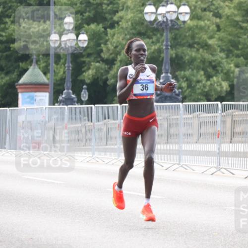 29.06.2025 - hella hamburg halbmarathon Lena Gebhardt http://msf.ph/oto/8405638 29.06.2025 09:35:14 Lombardsbrücke 36, 29, 36, 43, 46, 48 meine-sportfotos.de