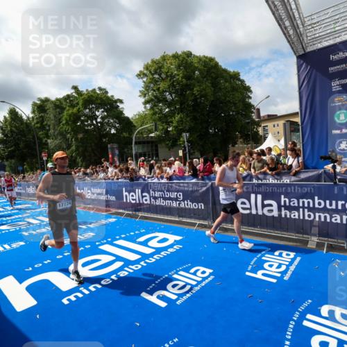 29.06.2025 - hella hamburg halbmarathon Zöllner http://msf.ph/oto/8405639 29.06.2025 10:40:44 Ziel 1882, 1912, 2324, 2714, 2750, 4843, 4889, 5026, 5745, 7622, 8629, 9294, 10900, 12865, 14092, 14272, 14820, 15351, 15493, 15542, 16201, 16249, 16599, 17724, 18399 meine-sportfotos.de