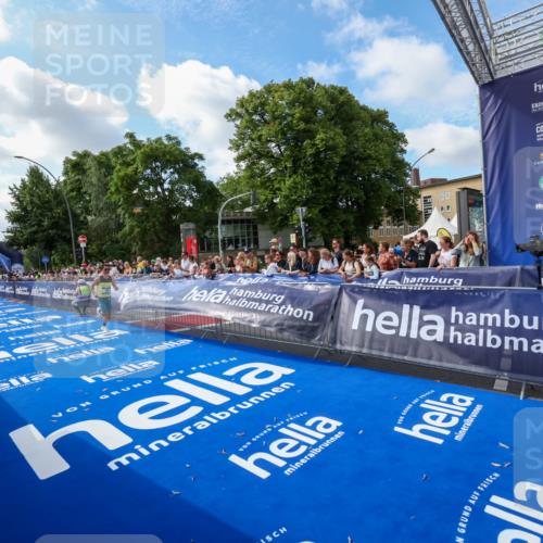 29.06.2025 - hella hamburg halbmarathon Zöllner http://msf.ph/oto/8405662 29.06.2025 10:05:23 Ziel 17, 19 meine-sportfotos.de