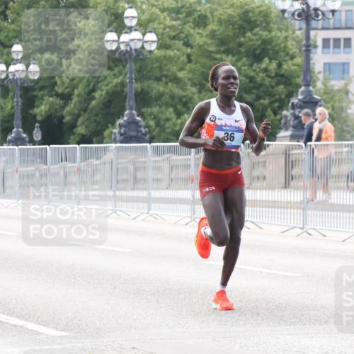 29.06.2025 - hella hamburg halbmarathon Lena Gebhardt http://msf.ph/oto/8405666 29.06.2025 09:35:15 Lombardsbrücke 36, 29, 36, 43, 46, 48 meine-sportfotos.de