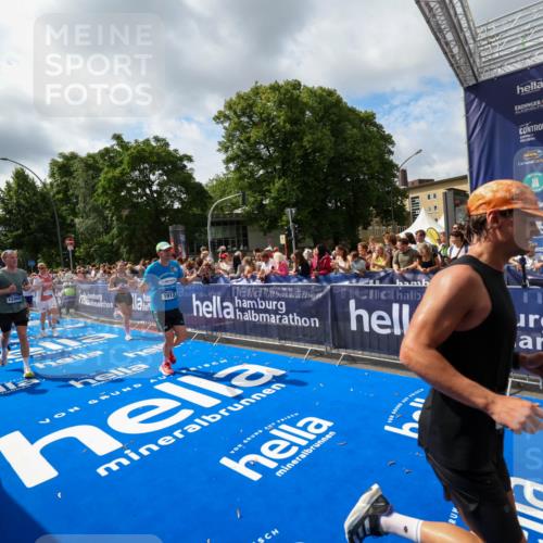 29.06.2025 - hella hamburg halbmarathon Zöllner http://msf.ph/oto/8405669 29.06.2025 10:40:45 Ziel 1882, 1912, 2324, 2714, 2750, 4634, 4843, 4889, 5014, 5026, 5745, 7080, 7622, 8074, 8629, 9294, 10900, 12865, 14092, 14272, 14820, 15351, 15493, 15542, 16201, 16249, 16599, 17486, 17724, 18399 meine-sportfotos.de