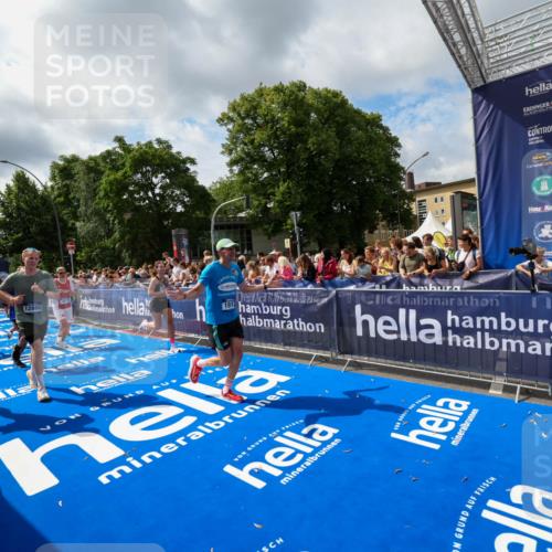 29.06.2025 - hella hamburg halbmarathon Zöllner http://msf.ph/oto/8405675 29.06.2025 10:40:45 Ziel 1882, 1912, 2324, 2714, 2750, 4634, 4843, 4889, 5014, 5026, 5745, 7080, 7622, 8074, 8629, 9294, 10900, 12865, 14092, 14272, 14820, 15351, 15493, 15542, 16201, 16249, 16599, 17486, 17724, 18399 meine-sportfotos.de