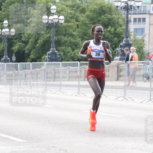 29.06.2025 - hella hamburg halbmarathon Lena Gebhardt http://msf.ph/oto/8405702 29.06.2025 09:35:15 Lombardsbrücke 36, 29, 36, 43, 46, 48 meine-sportfotos.de