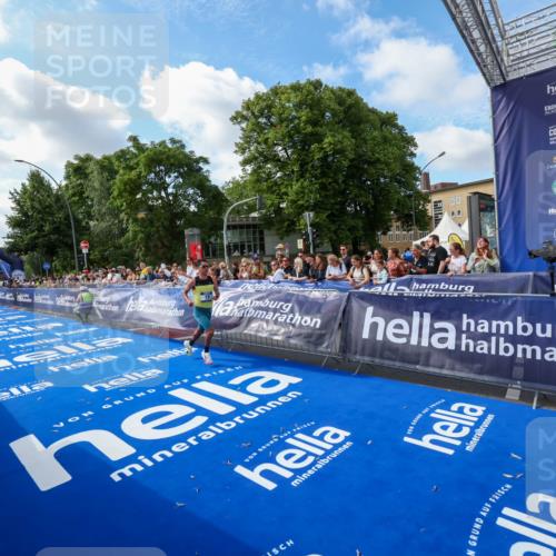 29.06.2025 - hella hamburg halbmarathon Zöllner http://msf.ph/oto/8405718 29.06.2025 10:05:24 Ziel 17, 19 meine-sportfotos.de