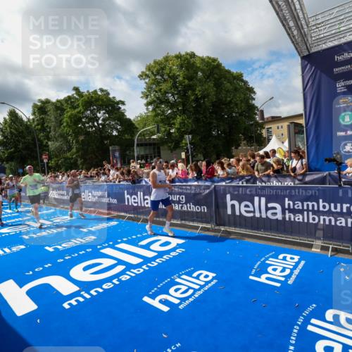 29.06.2025 - hella hamburg halbmarathon Zöllner http://msf.ph/oto/8405736 29.06.2025 10:40:48 Ziel 1882, 2324, 2714, 2750, 4634, 4889, 5014, 5026, 5745, 6429, 7080, 7622, 8074, 8629, 9294, 9979, 10900, 11959, 14092, 14272, 15351, 15493, 16201, 16249, 16599, 17486 meine-sportfotos.de