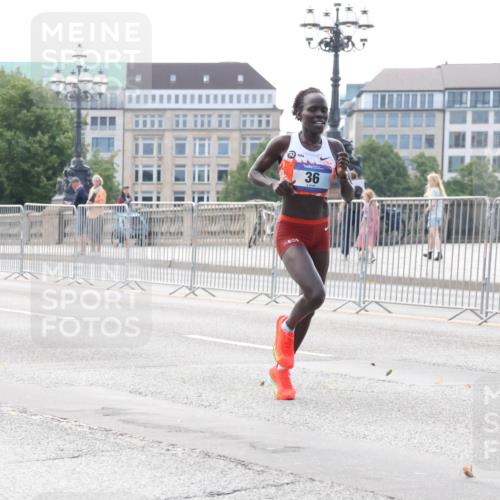 29.06.2025 - hella hamburg halbmarathon Lena Gebhardt http://msf.ph/oto/8405737 29.06.2025 09:35:16 Lombardsbrücke 36, 29, 36, 39, 43, 46, 48 meine-sportfotos.de