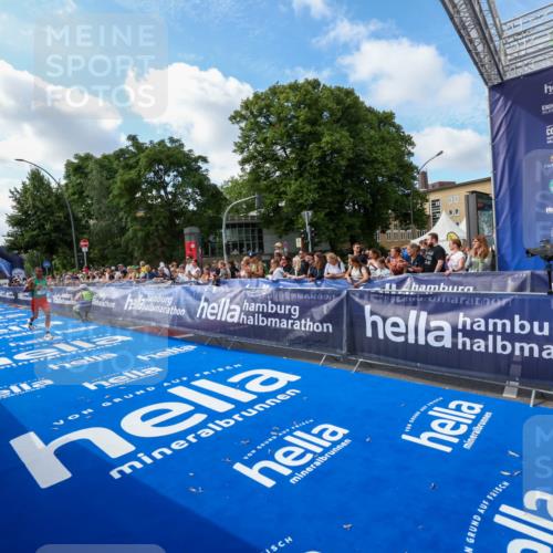 29.06.2025 - hella hamburg halbmarathon Zöllner http://msf.ph/oto/8405752 29.06.2025 10:05:30 Ziel 17 meine-sportfotos.de