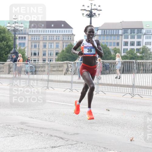 29.06.2025 - hella hamburg halbmarathon Lena Gebhardt http://msf.ph/oto/8405771 29.06.2025 09:35:16 Lombardsbrücke 36, 29, 36, 39, 43, 46, 48 meine-sportfotos.de