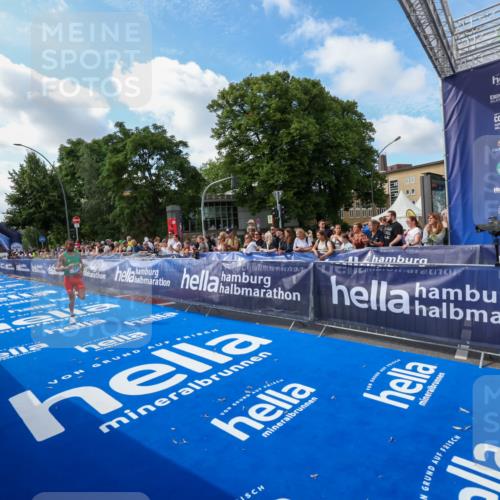 29.06.2025 - hella hamburg halbmarathon Zöllner http://msf.ph/oto/8405787 29.06.2025 10:05:30 Ziel 17 meine-sportfotos.de